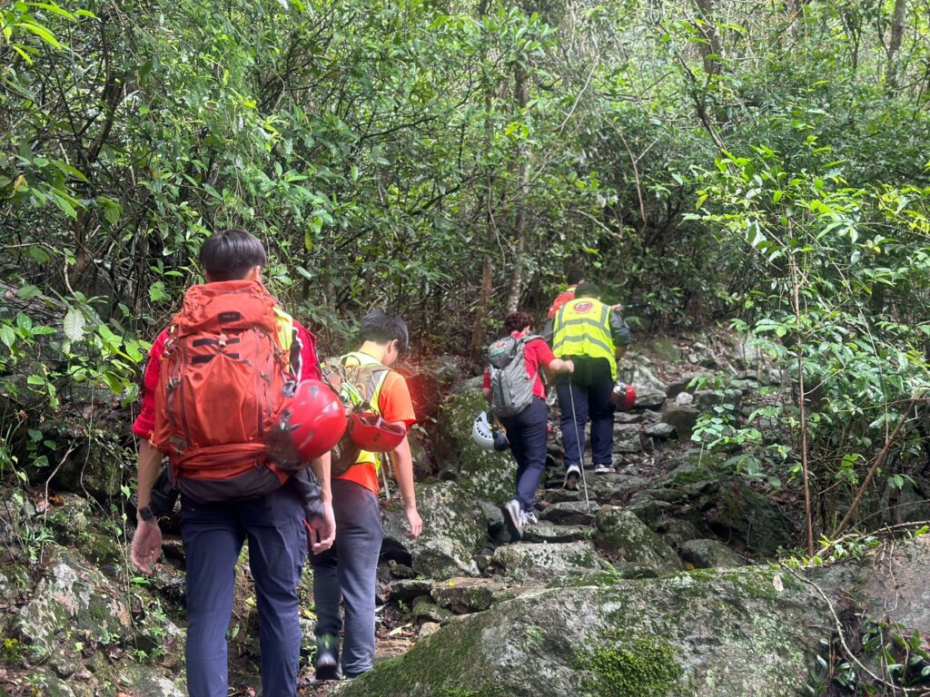 香港擁有壯麗的自然景觀，其中遍佈各區的郊野公園成為無數市民鍾愛的戶外活動場所。這些郊野公園面積廣闊，佔地接近全港土地的40%，使得不少市民得以擁抱大自然，享受行山、露營等活動帶來的自由與放鬆。然而，隨着戶外活動的普及，與之相關的山野事故也在逐年增多。