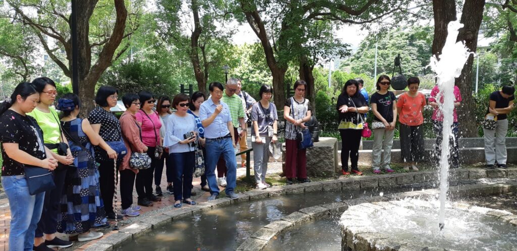 生死教育，一個對大多數人而言既深刻又避諱的話題，卻成為黃民牧師四十多年服事生涯中的重要使命。黃牧師畢業於香港建道神學院及加拿大神學研究院，曾於香港及加拿大的教會、醫院、老人院及寧養院服事，至今累積豐富的經驗。自2008年起，他開始全力推動生死教育，並創立了一套完整的「生死教育課程」，成為這個領域的先驅者。