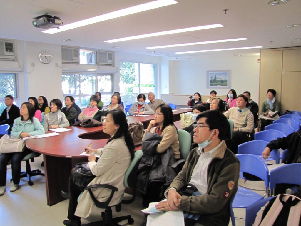 黃民牧師，畢業於香港建道神學院及加拿大神學研究院，擁有超過四十年的事奉經驗。他曾在教會、醫院、老人院及寧養院中服侍無數長者、臨終患者及喪親家屬，對生命與死亡有著深刻的體會。自2008年起，黃牧師積極推動「生死教育」，不僅在香港，還遠赴中國內地、台灣、澳洲及加拿大，為數千人講授這門關於生命意義的課程。他的足跡遍及教會、神學院、殯儀館、保險業、老人院、大學、社區中心及非政府組織等，並多次組織團隊前往台灣進行生死教育交流，推動這項教育在社會中扎根發展。