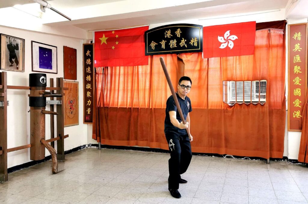 在香港的武術界，馮銳堅師傅是一位備受尊敬的詠春拳導師。他自幼對武學充滿熱情，經歷數十年的鑽研與教學，至今仍致力於將詠春拳發揚光大。從童年時代的武術夢想，到成為專業的詠春拳導師，他的武學人生充滿了堅持與熱愛。