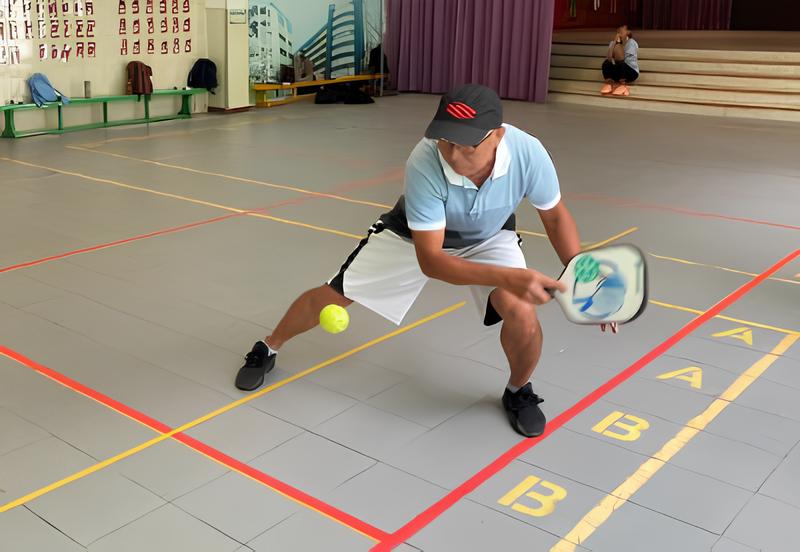 當提到香港的新興運動，「匹克球」（Pickleball）可說是其中一顆冉冉升起的明星。這項運動近年來在本地迅速流行，不僅吸引了退休人士參與，更漸漸成為不同年齡層的熱門選擇。近日，同悅有幸與港鐵退休職員李錦生先生進行了一次訪談，他分享了他對匹克球的熱愛以及這項運動在香港的發展現況。