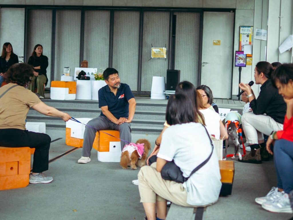 在香港這座繁華城市的深處，一群默默耕耘的醫護工作者，正致力於改變我們對生死、照顧與尊嚴的理解。其中，「毋忘愛」主席范寧醫生，長年投身於醫療與人道工作，對於生命的無常、照護的倫理以及人與人之間的尊重，有著深刻的體會。我們有幸與他對談，探討他對於文化、照護與人生選擇的看法。